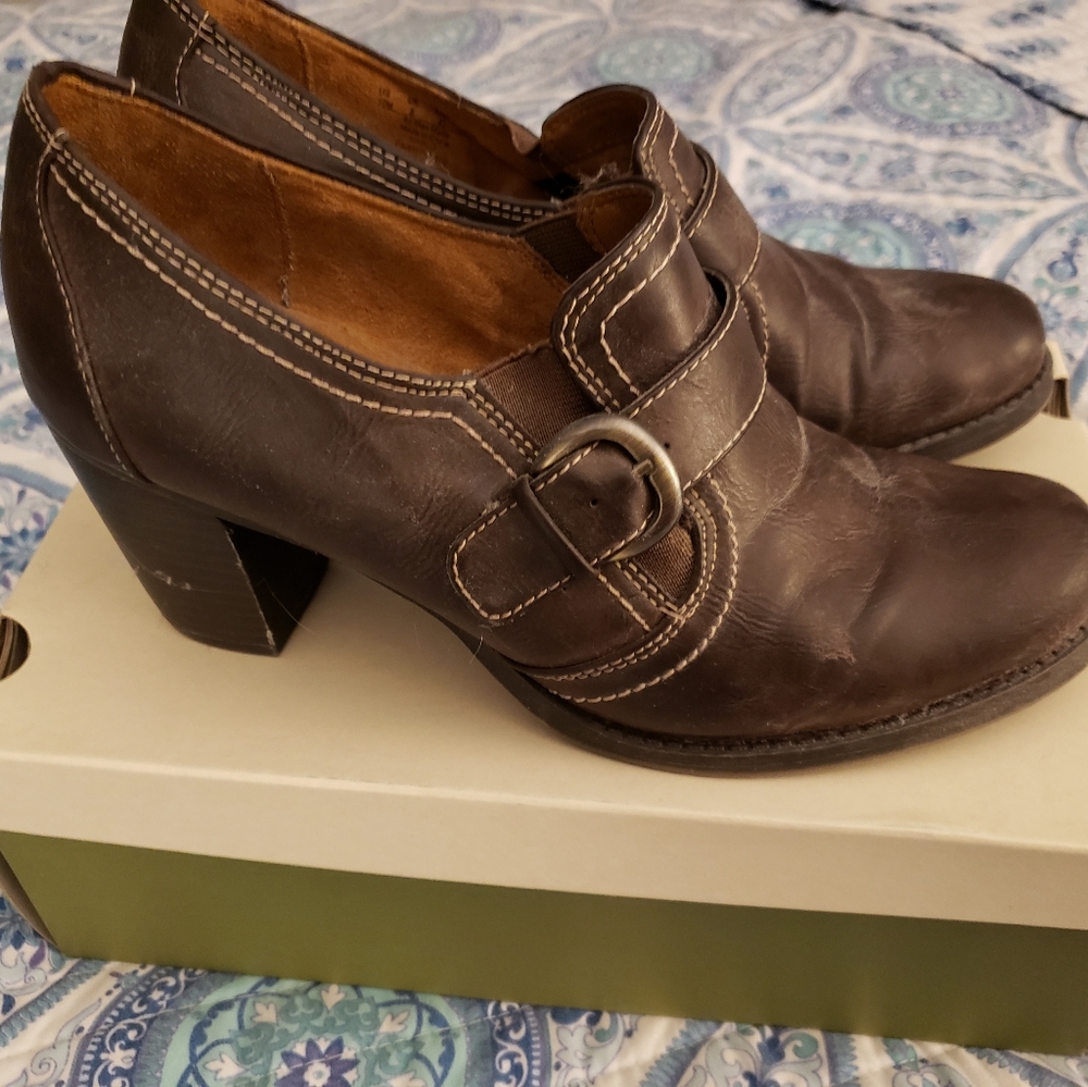Natural Soul buckled shoe